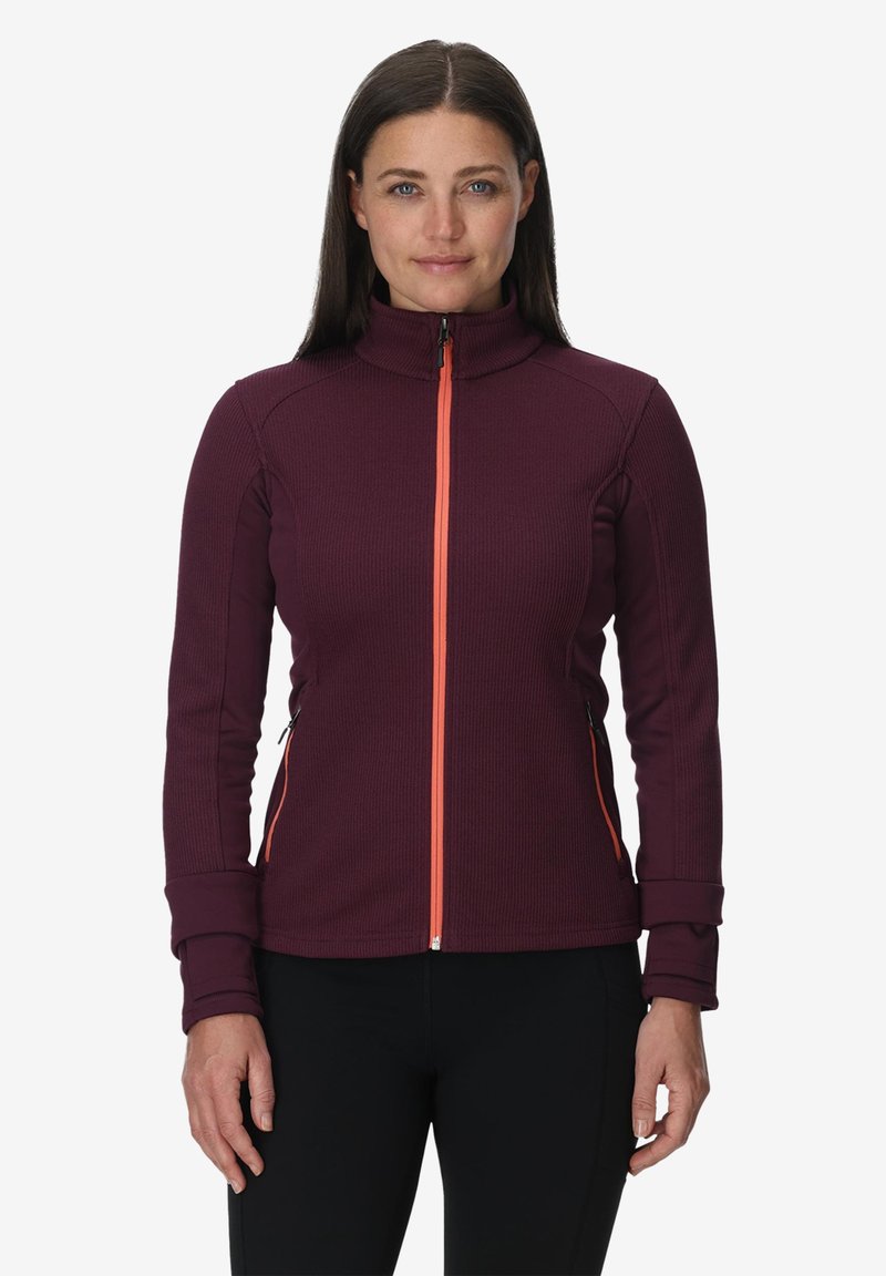 Fleecejacke in dunkelmaulbeerrot mit orangefarbenem Reißverschluss. Verfügt über einen hohen Kragen, taillierte Passform, gerippte Textur und seitliche Taschen mit Reißverschluss.