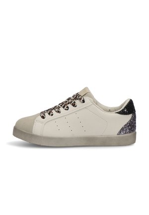 Zapatillas de cuero beige claro con puntera de ante gris y talón brillante negro. Presentan cordones con un patrón y detalles de perforación en los laterales.