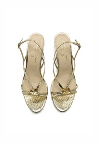 Sandalias doradas de tiras con un patrón texturizado de piel de serpiente, que presentan un pequeño acento decorativo metálico en la punta y una plantilla lisa en color beige.