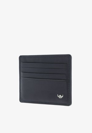 Porte-cartes en cuir noir avec quatre emplacements pour cartes et un petit logo argenté dans le coin inférieur droit sur fond blanc.