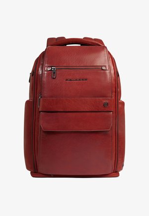 Roter Leder-Rucksack mit mehreren Reißverschlussfächern, vorderer Klappentasche und oberem Griff, vor weißem Hintergrund dargestellt.