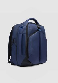 Zaino blu navy realizzato in materiale testurizzato, con schienale imbottito, spallacci regolabili e più scomparti con cerniere e dettagli blu.