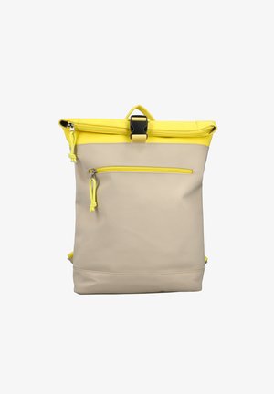Sac à dos en matériau beige avec un dessus jaune. Dispose d'une poche zippée à l'avant et de bretelles réglables accentuées de jaune.