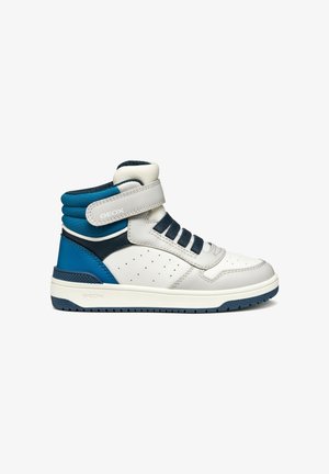 Sneakers alte con tomaia in pelle bianca, dettagli in blu navy, particolari perforati, tallone blu e una fascia in Velcro sopra i lacci.