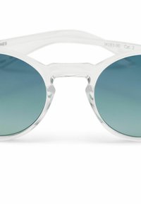 Gafas de sol redondas con montura de plástico transparente, lentes azules de tono degradado y un diseño de puente único, que muestran una estética moderna y minimalista.