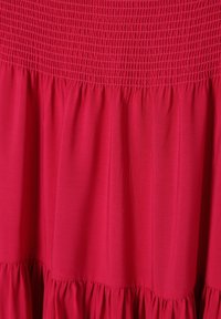 Rotes Kleid mit gerafftem Oberteil, gestuftem, gerafftem Saum und glatter Textur. Verfügt über einen fließenden Stoff und eine lebhafte, einheitliche Farbe.
