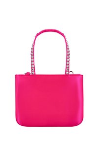 Rózsaszín szatén kézitáska strukturált formával, lapos alappal, ezüst szegecsekkel díszített felső fogantyúval és cipzáras záródással.