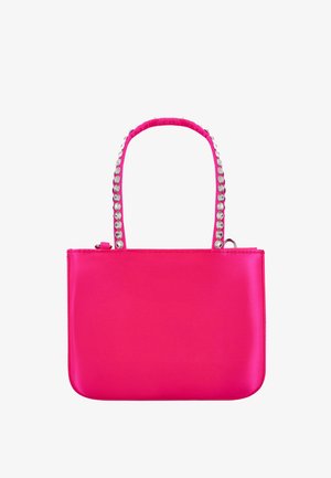 Vaaleanpunainen satiininen käsilaukku, jossa on jämäkkä muoto, tasainen pohja, yläkahva, joka on koristeltu hopeisilla niiteillä, ja vetoketjusuljenta.