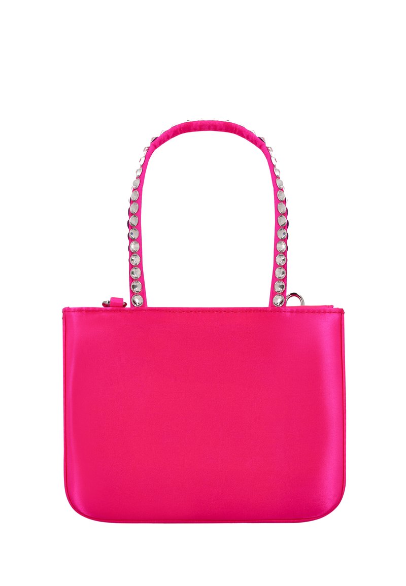 Rózsaszín szatén kézitáska strukturált formával, lapos alappal, ezüst szegecsekkel díszített felső fogantyúval és cipzáras záródással.