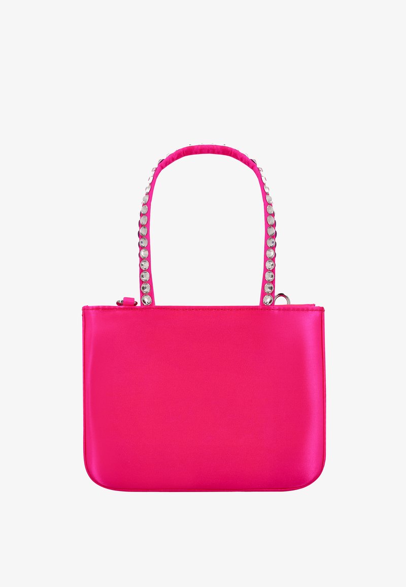 Rózsaszín szatén kézitáska strukturált formával, lapos alappal, ezüst szegecsekkel díszített felső fogantyúval és cipzáras záródással.