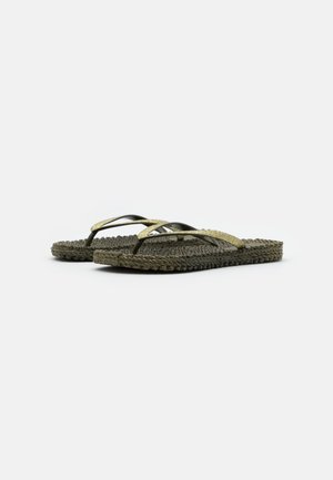 Paar dunkle gewebte Flip-Flop-Sandalen mit strukturierten Sohlen und dünnen metallisch goldenen Riemen, nebeneinander auf einem schlichten weißen Hintergrund gezeigt.