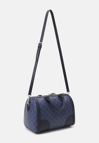 Sac en tissu à motif marine avec des accents en cuir noir, de forme arrondie, double anses supérieures et bandoulière réglable. Détails en métal argenté.