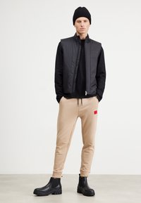 HUGO DOAK - Treningo apatinė dalis - medium beige