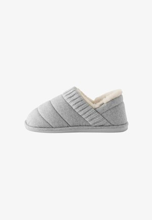 Pantofola grigia in tessuto con design trapuntato, fodera in soffice pelliccia sintetica e fascia elastica sulla parte superiore per una vestibilità sicura. Soletta leggera.