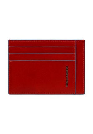 Porta carte in pelle rossa con quattro scomparti per carte e dettaglio di cuciture blu. Finitura testurizzata con logo in rilievo sul lato.