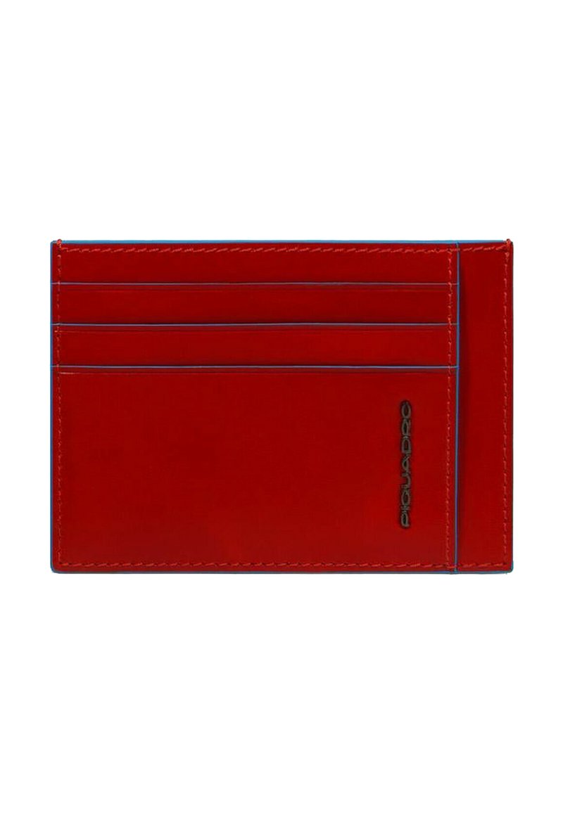 Porta carte in pelle rossa con quattro scomparti per carte e dettaglio di cuciture blu. Finitura testurizzata con logo in rilievo sul lato.