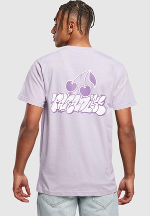 Lila Baumwoll-T-Shirt mit einem Grafikdruck von zwei Kirschen und stilisiertem Text auf dem Rücken, mit kurzen Ärmeln und lockerer Passform.