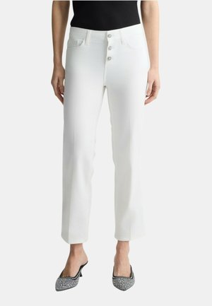 Jeans bianchi a vita alta con una vestibilità dritta, caratterizzati da una chiusura frontale a cinque bottoni, un design minimalista e dettagli delle tasche discreti.