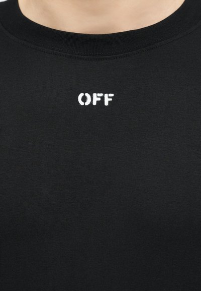 Μαύρο μπλουζάκι λαιμόκοψης με λευκό κείμενο σε στυλ στένσιλ "OFF" τοποθετημένο στο κέντρο κάτω από το λαιμό.