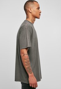Urban Classics DISTRESSED - T-shirts - darkshadow