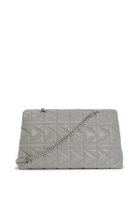 Borsa a tracolla grigia trapuntata con finitura lucida, caratterizzata da una tracolla a catena e un motivo geometrico di texture triangolari.
