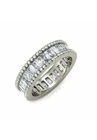 Anello in platino con file alternate di pietre chiare rettangolari e taglio rotondo, con dettagli raffinati lungo i bordi.