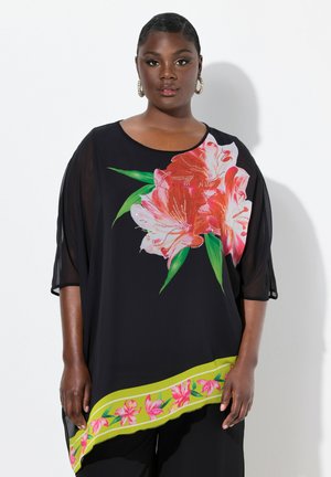 Tunic nera con un ampio design floreale rosa e dettagli verdi all'orlo. Tessuto trasparente, vestibilità rilassata e maniche corte.