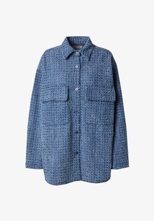 Blaues gewobenes Hemdjackett mit Knopfleiste, spitzem Kragen und zwei Brusttaschen. Der strukturierte Stoff hat ein dezentes Muster. Lockere Passform.