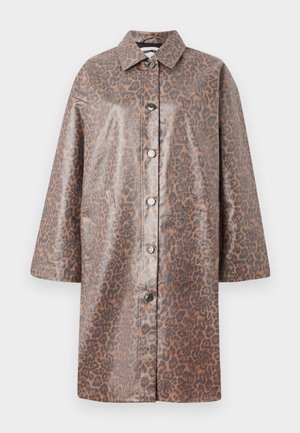 Le manteau en imprimé léopard est fabriqué en tissu synthétique brillant, avec une fermeture à boutons sur le devant, un col et deux poches avant aux bords arrondis.
