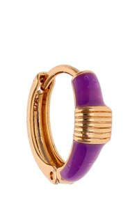 Guld-tone hoop �ørering med en glat lilla emalje sektion og ribbet detaljering. Rund form med en poleret overflade.
