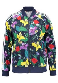 Chaqueta con cremallera de Adidas en azul marino, con cuello y puños acanalados. Presenta un colorido estampado floral en amarillo, púrpura, rojo y verde, con rayas blancas en las mangas.