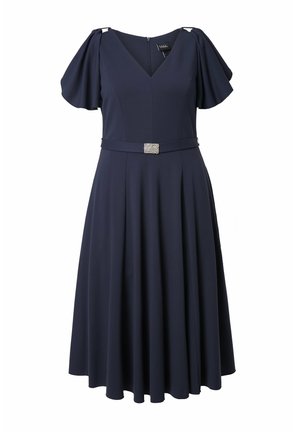 Tmavě modré midi šaty s výstřihem do V, volánkovými rukávy, přiléhavým pasem s páskem se sponou z kamínků a rozšířenou sukní.