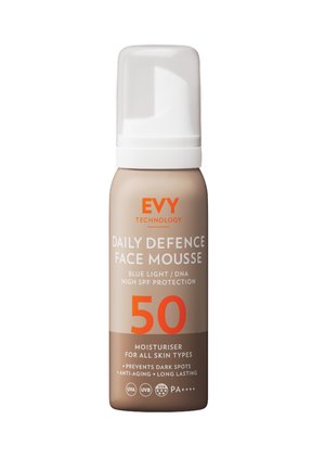Zonnebrandmousseflesje met label "EVY Technology Daily Defence Face Mousse SPF 50", hydraterend, anti-aging, beschermt tegen blauw licht, UVA en UVB.