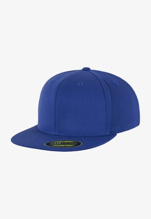 Gorra de béisbol azul, diseño estructurado, visera plana, material de tela, seis agujeros de ventilación y una etiqueta circular negra en la parte inferior.