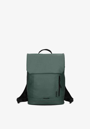 Sac à dos carré vert foncé avec rabat supérieur, poche frontale à fermeture éclair verticale et bretelles noires réglables.