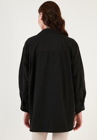 LELA LOOSE FIT - Užsagstoma palaidinė - black