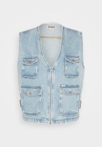 Ljusblå denimväst med dragkedja fram, fyra fickor med lock och tryckknappar, samt en liten märkeslapp på den nedre högra fickan.