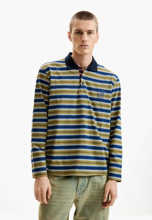 Hosszú ujjú galléros póló kék, sárga és zöld vízszintes csíkokkal, sötétkék gallérral és finom logóhímzéssel az elején.