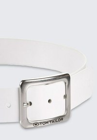 Weißer Ledergürtel mit rechteckiger silberner Metallschnalle mit Logo, glatter Struktur und gleichmäßig verteilten Löchern zur Größenanpassung.