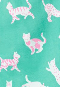 Mintgröna tyger med lekfulla mönster av vita och rosa katter, med olika designer inklusive ränder och prickar.