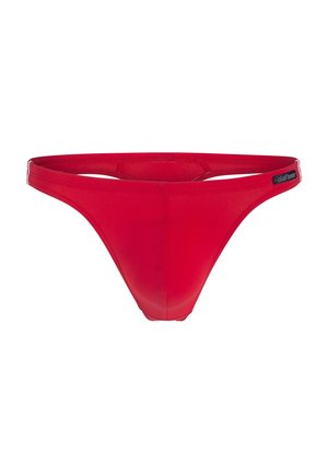 Ropa interior tipo tanga roja hecha de material liso y elástico. Cuenta con una pretina de tiro bajo y cobertura mínima en la parte trasera. Etiqueta de la marca visible.