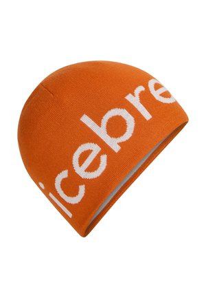 Gorro de punto naranja con texto parcial blanco grande que lo envuelve en un fondo blanco liso.