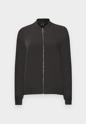 Schwarze Bomberjacke aus glattem Stoff, mit einem Frontreißverschluss, geripptem Kragen und Bündchen sowie zwei Seitentaschen.
