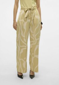 Vero Moda VMPAIGE  - Auduma bikses - green haze