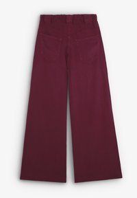 Kalhoty s širokými nohavicemi vyrobené z burgunské tkaniny mají elastický pás, dvě zadní kapsy a hladkou texturu.