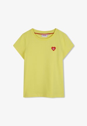 T-shirt jaune à manches courtes avec col rond et petit emblème en forme de cœur rouge sur la poitrine gauche affichant le texte blanc "HUGO".