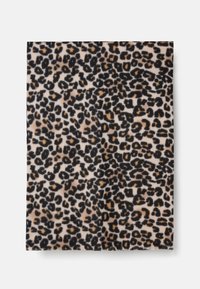Manta em fleece com padrão de leopardos, apresentando uma textura suave, com manchas pretas e bege sobre um fundo creme. As bordas estão ligeiramente desfiadas.