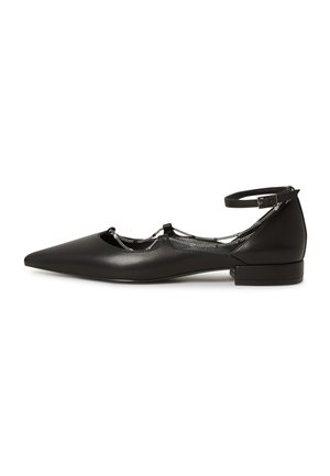 Scarpa piatta in pelle nera con punta affusolata, cinturino alla caviglia e dettaglio decorativo a catena. Presenta un tacco a blocco basso e una texture liscia.