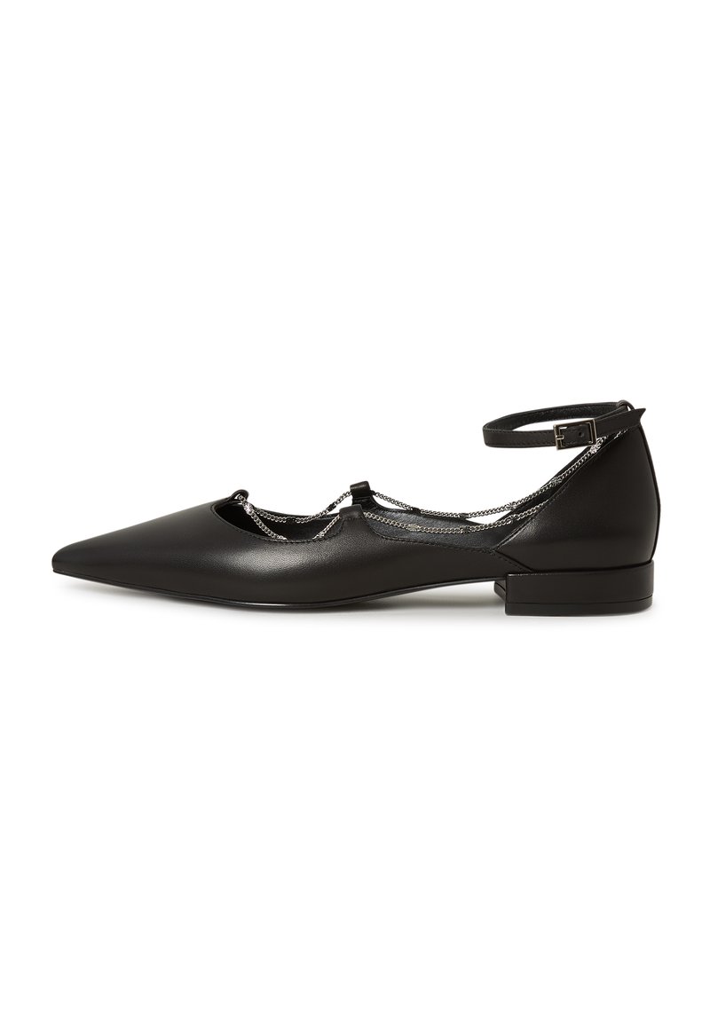 Schwarze Lederflatschuhe mit einer spitzen Zehenform, einem Knöchelriemen und einer dekorativen Kettenverzierung. Sie haben einen niedrigen Blockabsatz und eine glatte Textur.