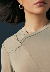 Next REGULAR FIT - TWIST DETAIL PREMIUM  - Paprasti marškinėliai - neutral